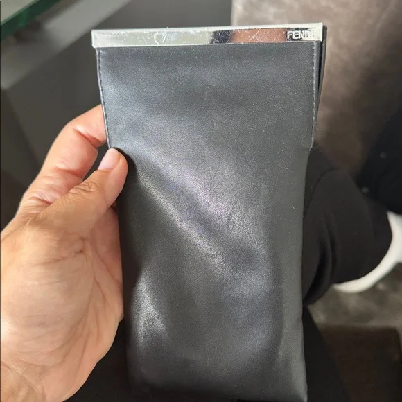 FENDI Stylish Tortoiseshell Sunglasses - Picture 6 of 6